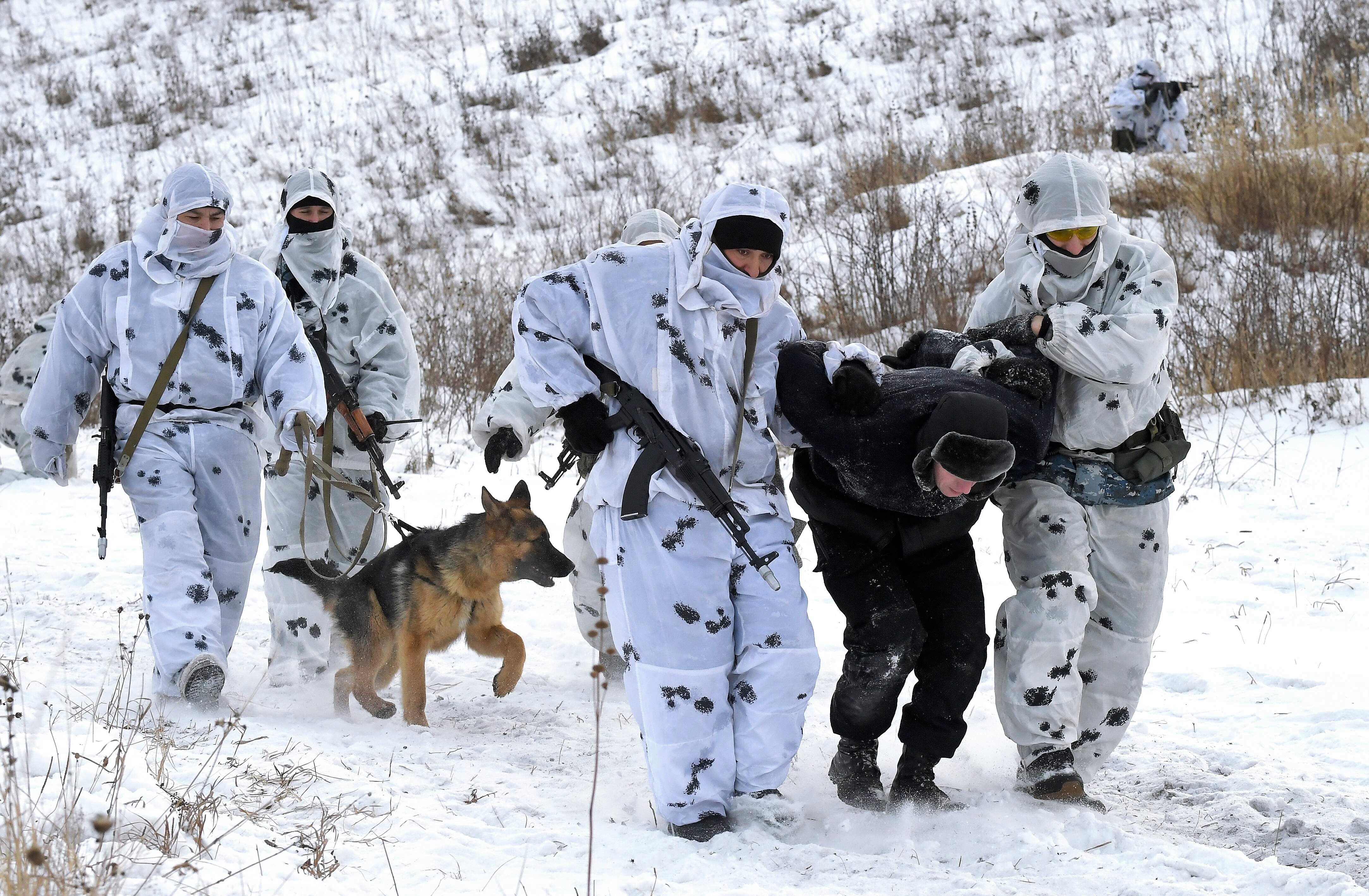 Russische Soldaten ergeben sich freiwillig - Putins tobt! Seine Kämpfer legen ihre Waffen nieder