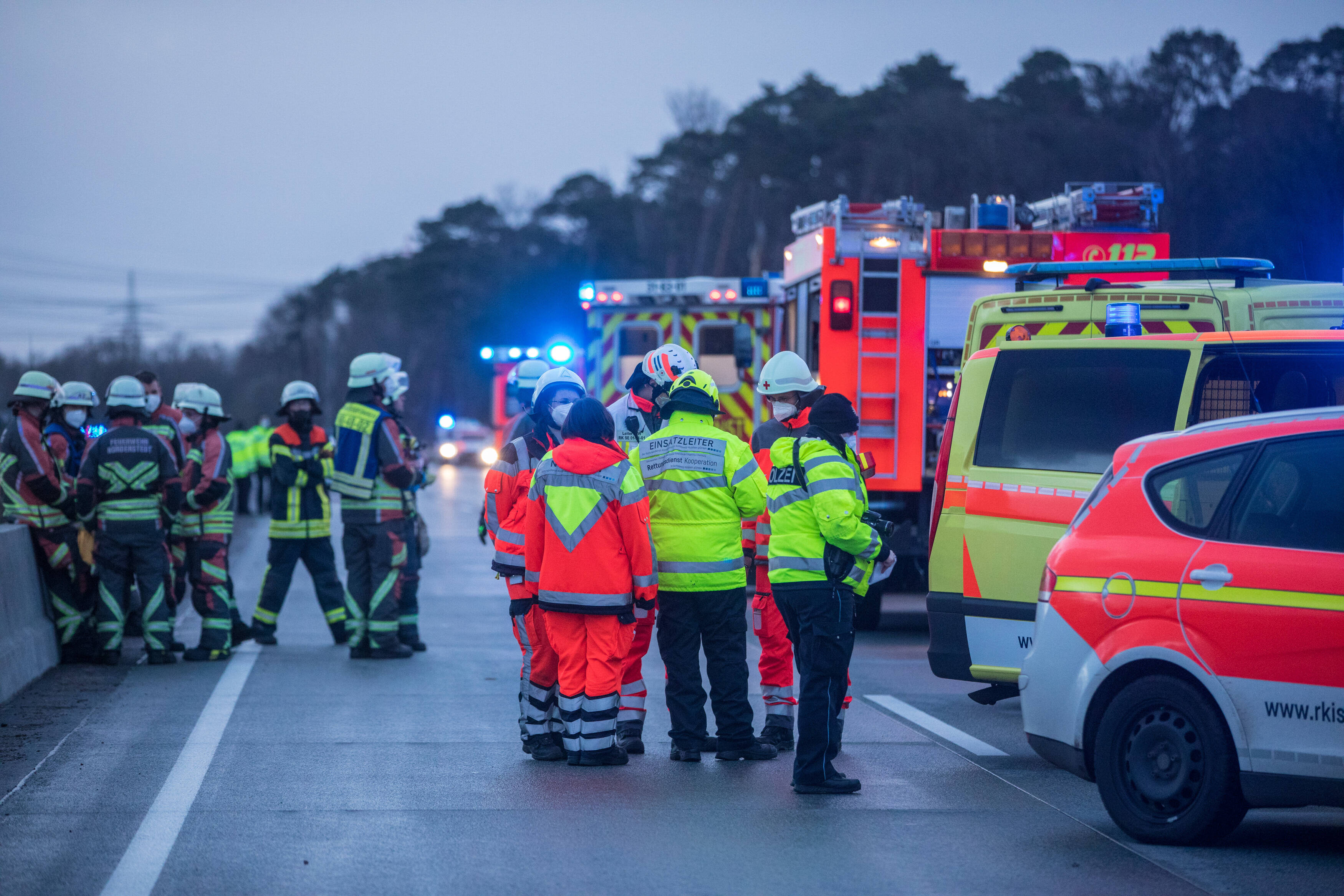 Vollsperrung auf der Autobahn! Nach Kollision mehrerer Lastwagen stundenlang Sperrung nötig