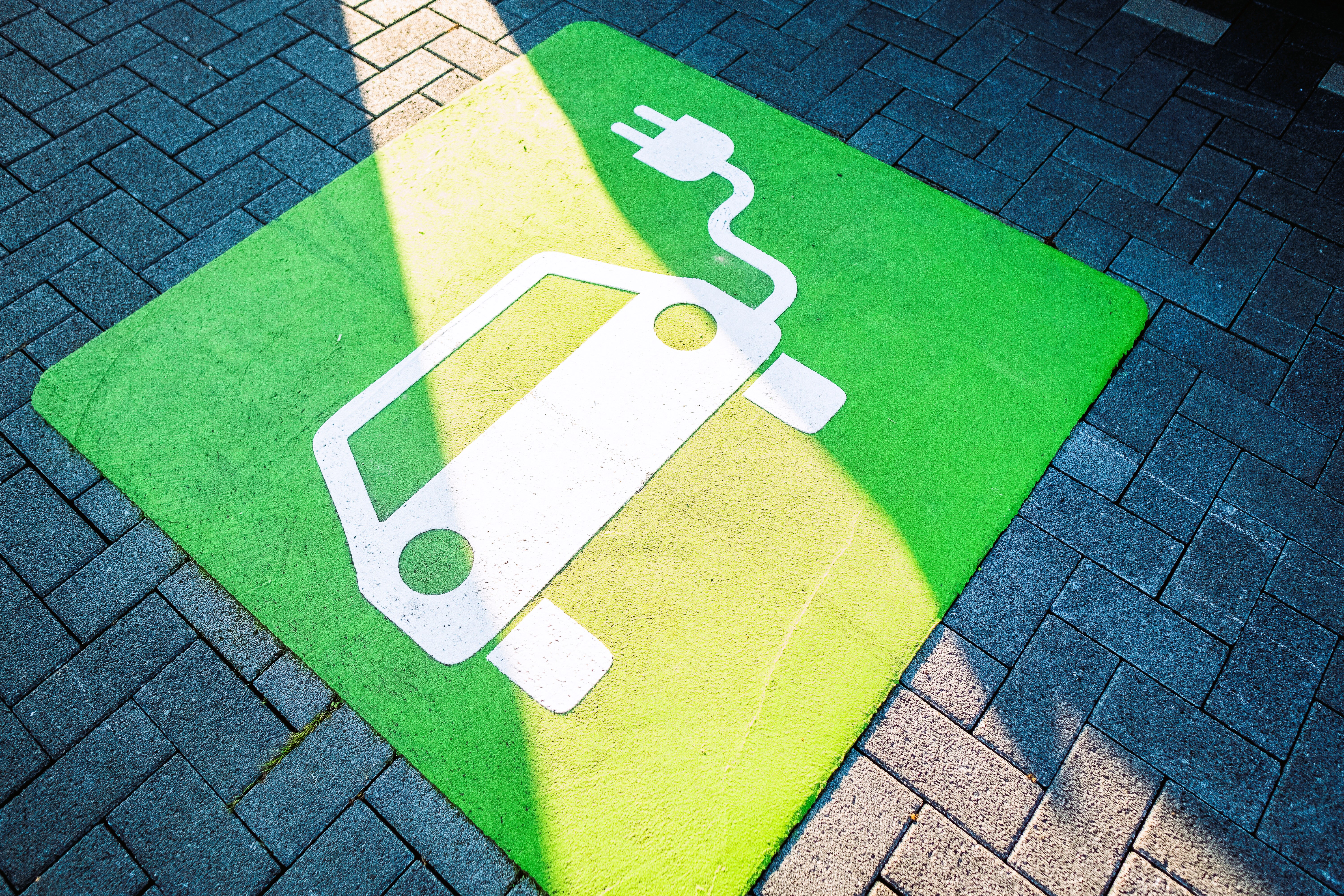 Das Ende der E-Autos? E-Autos jetzt angeblich dreckiger als Verbrenner - Experte schlägt Alarm!