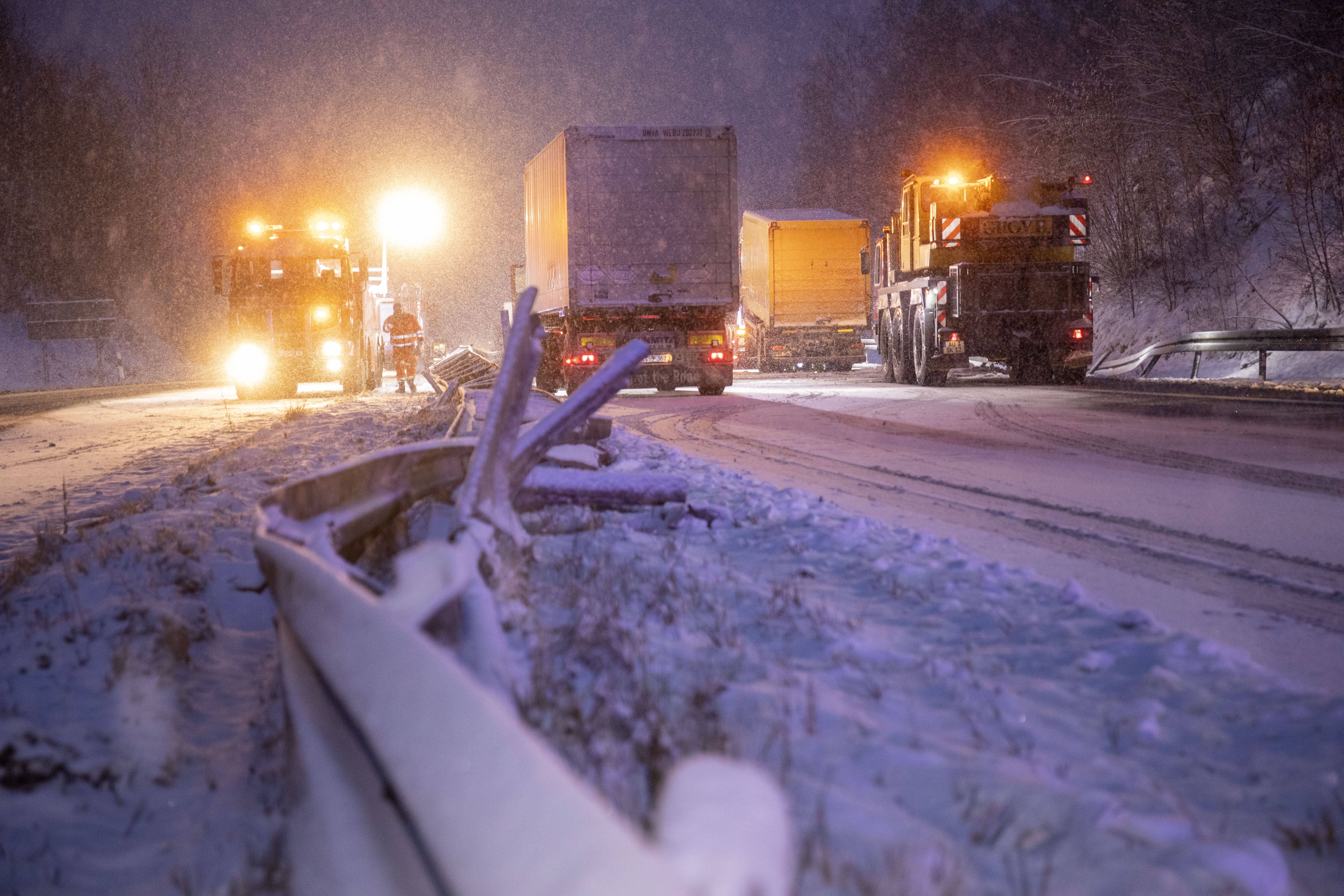 Chaotische Szenen auf der Autobahn - Zahlreiche Verletzte durch Unfälle - Autobahn musste voll gesperrt werden 