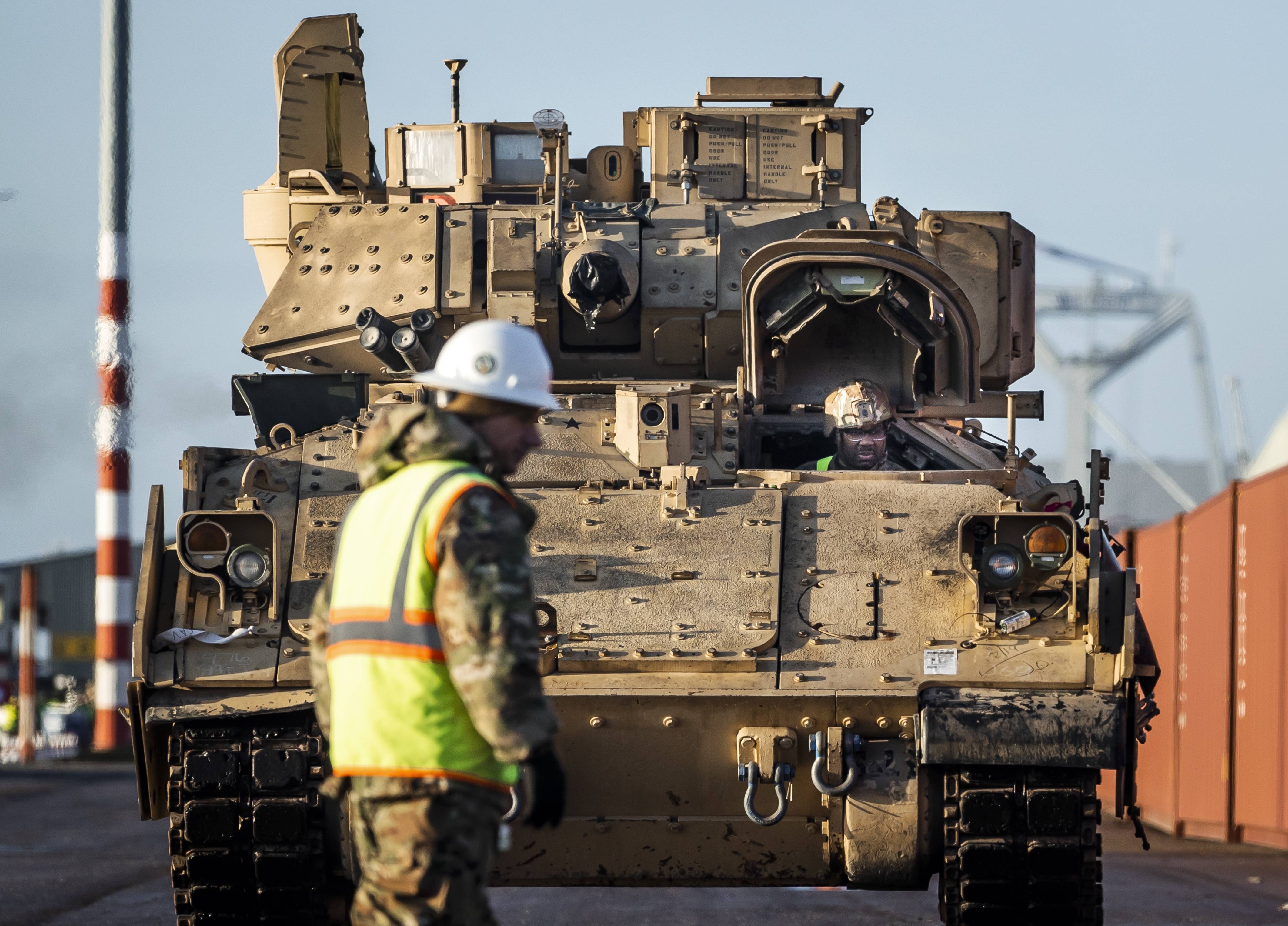 Riesige Panzer-Lieferung in Bremerhaven angekommen! Diese Panzer ziehen in den Krieg!