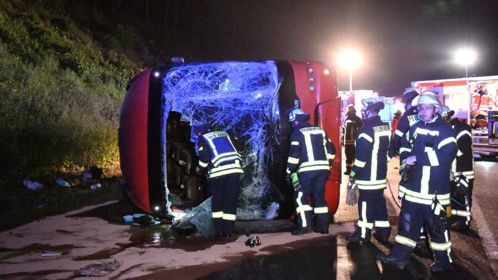 Reisebus verunglückt! 12 Todesopfer gemeldet! Reisebus stürzt Abhang hinunter