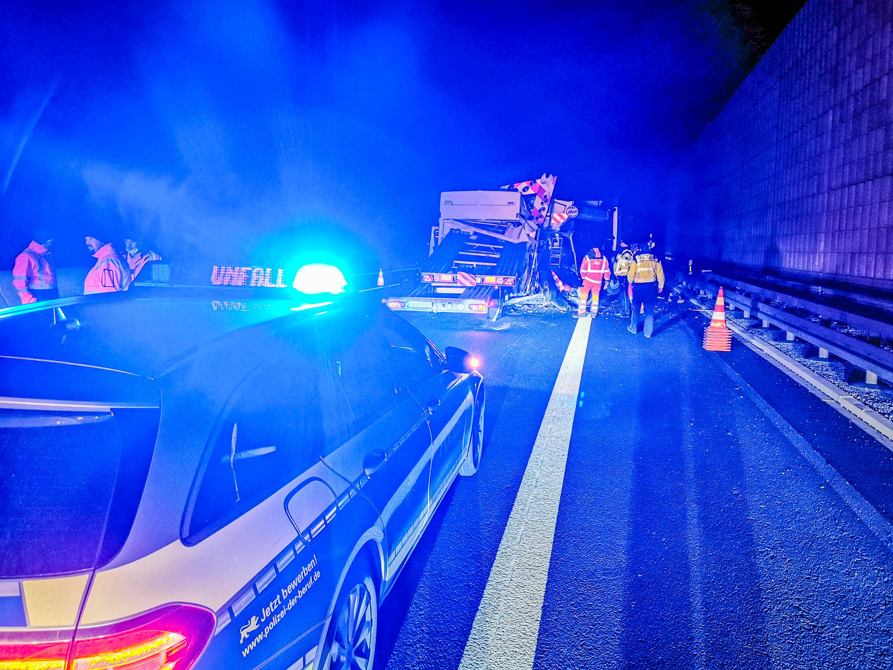 Autobahnsperrung! Maschine stürzte von Lastwagen und verursacht schweren Unfall