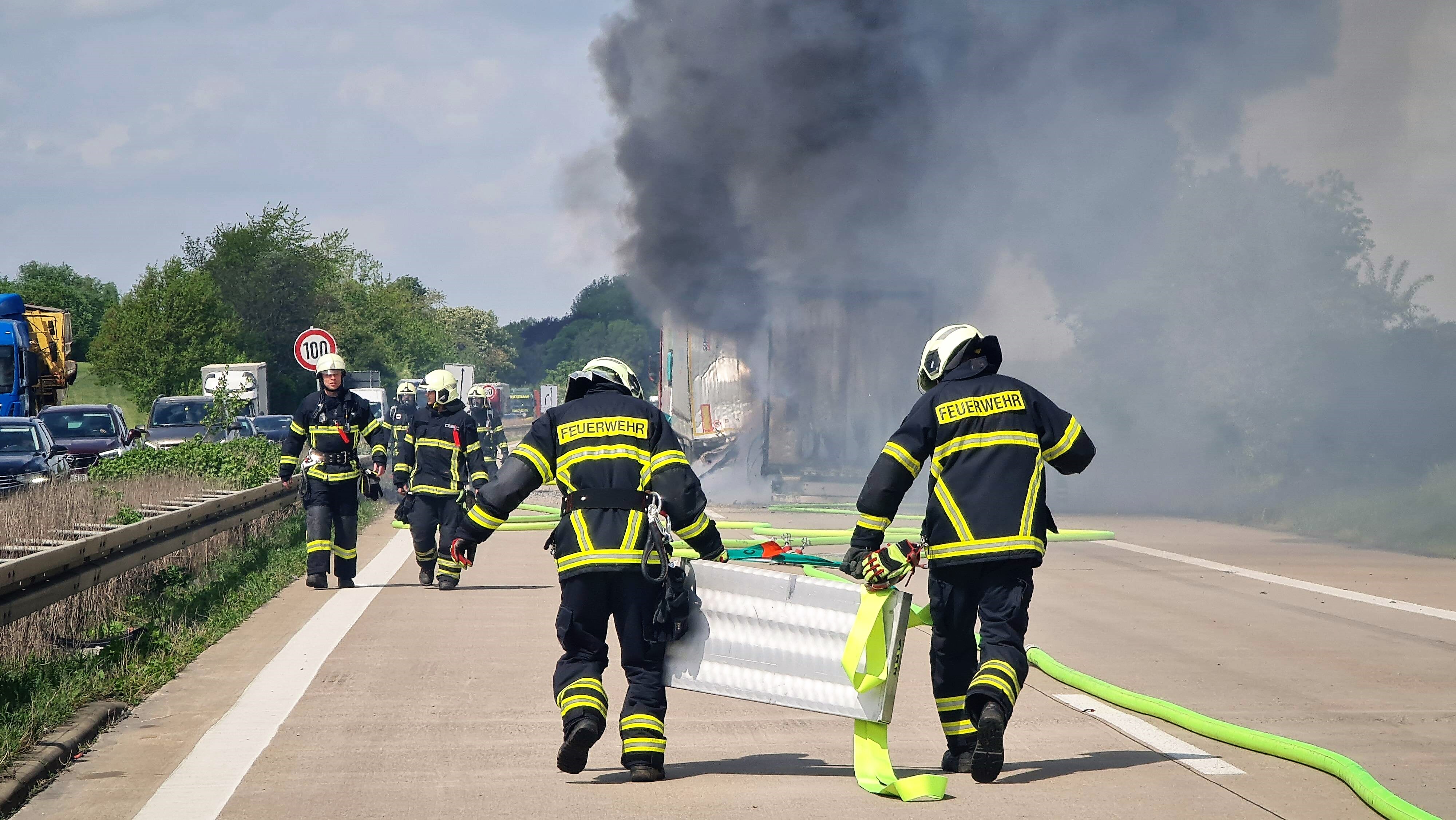 Vollsperrung auf der Autobahn! LKW kracht gegen den Pfeiler einer Brücke und brennt aus