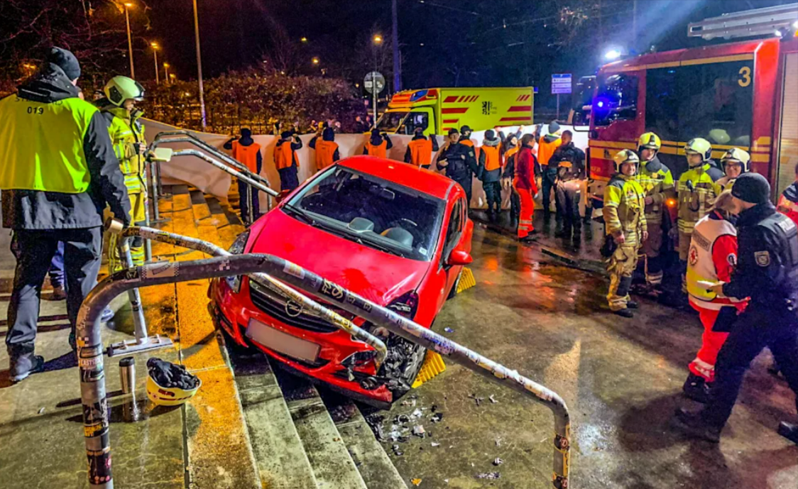 Auto rast in Fußballfans am Stadion! Mehrere schwer Verletzte - blutiges Wochenende in Deutschland