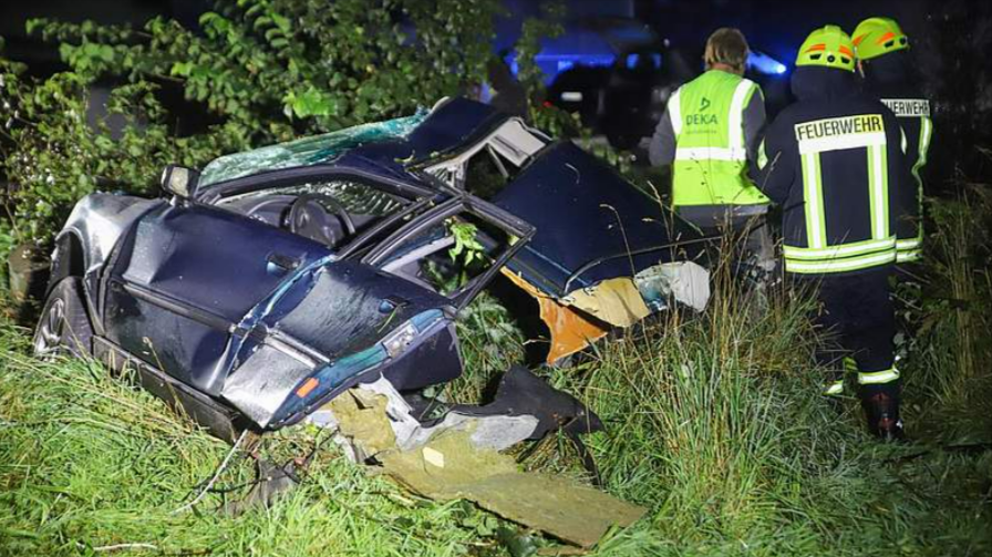 Horror-Unfall - 4 Junge Leute bei Crash gegen einen Baum getötet