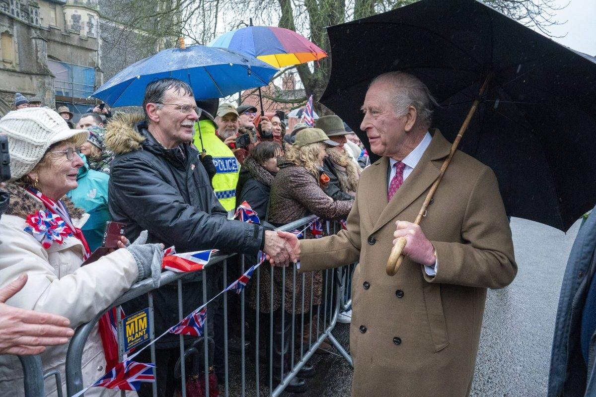 Peinlicher Zwischenruf erschüttert Charles: Frage zu Prinz Andrew mitten in der Menge