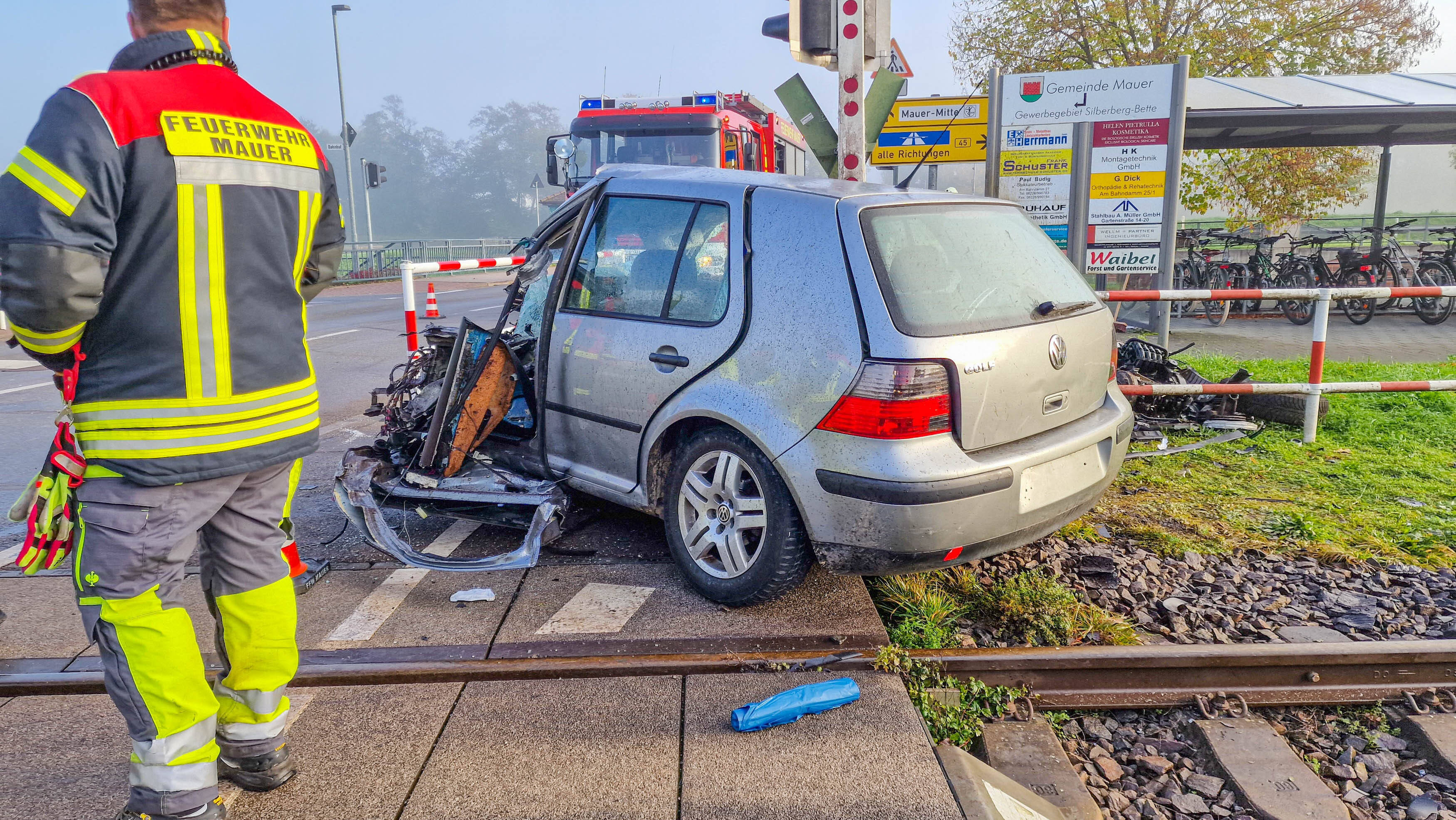 Anschlag auf ICE! Zug rast in VW! Wagen absichtlich auf den Gleisen geparkt! Bahnverkehr gestört