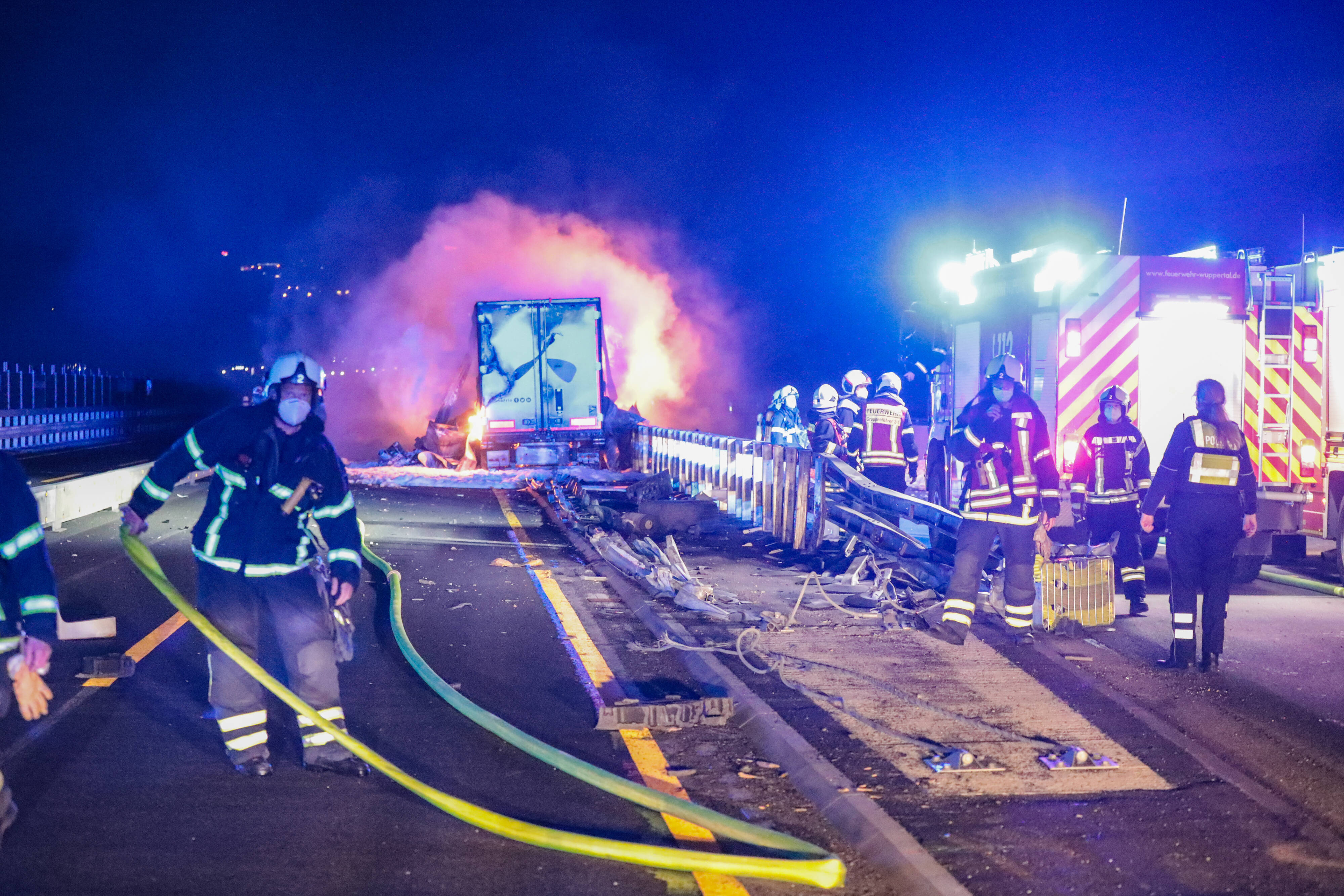Brennender LKW fährt auf der Autobahn! Fahrer fährt trotz brennender Maschine weiter