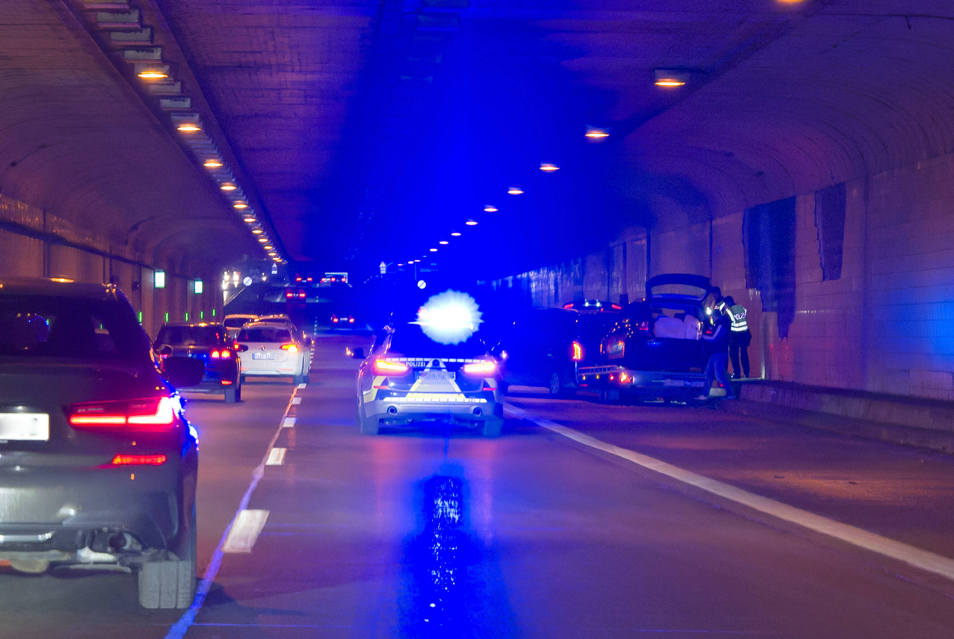 Ausbruch! Polizei fahndet nach skrupellosen Killer! Polizei warnt davor den Flüchtigen anzusprechen!