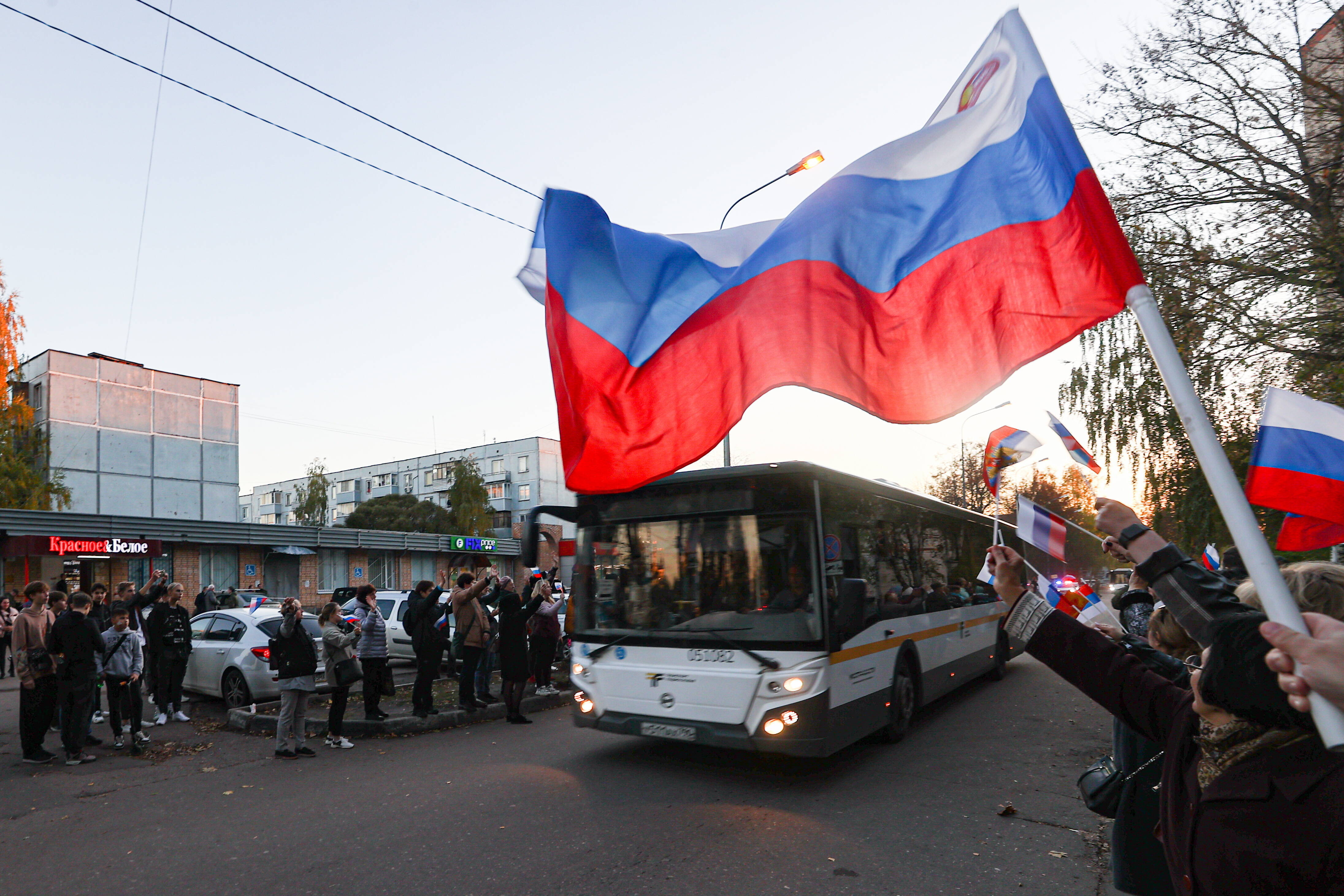 Russische Soldaten fliehen mit Taxi von der Front, und fahren 300 Km nach Hause! Putin fassungslos!