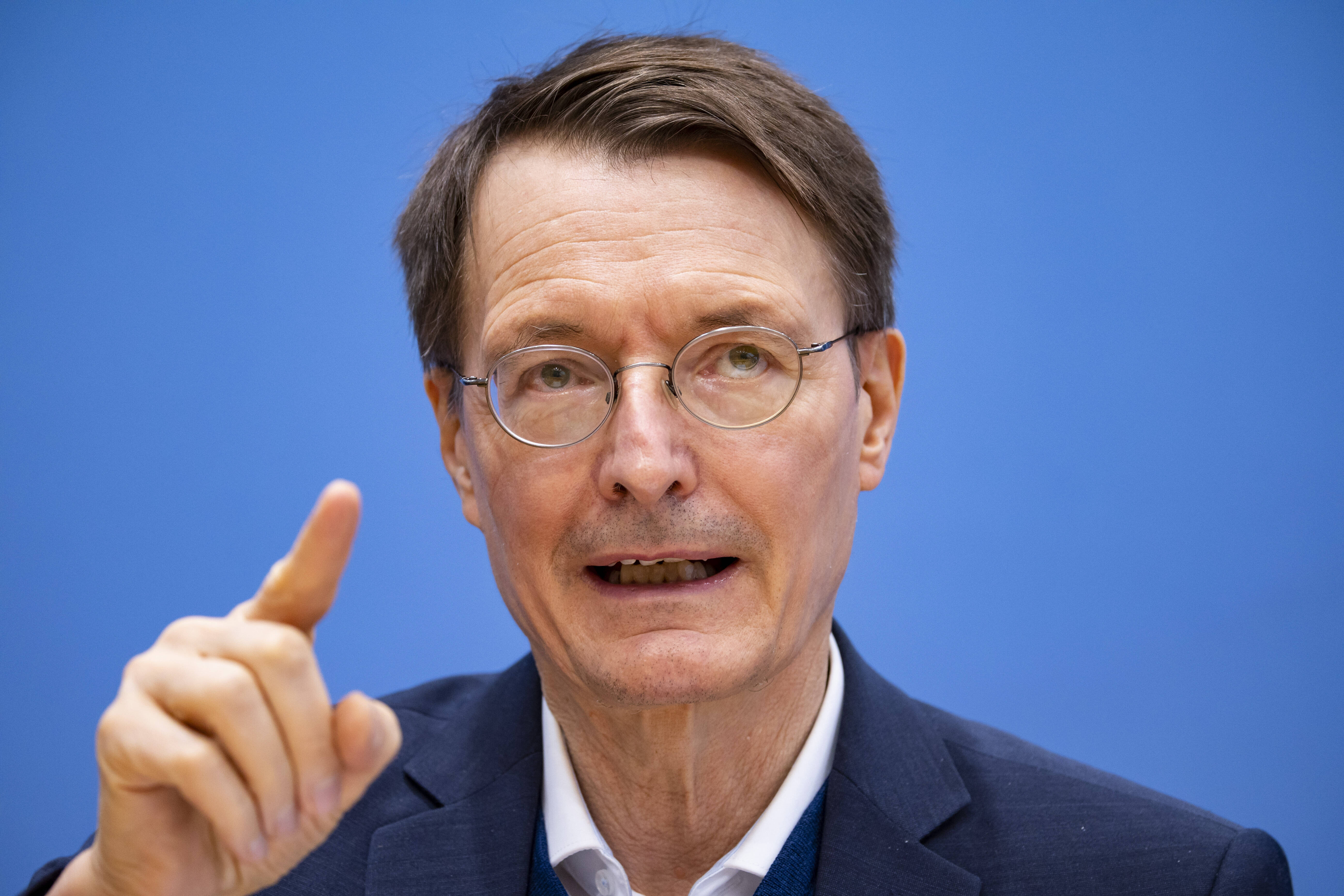 Corona-Zahlen steigen in gefährlichen Bereich! RKI warnt erneut  - Infektionszahlen in Deutschland steigen wieder!