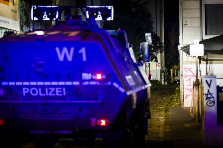 EILMELDUNG🔥 Polizisten erschießen Axt-Angreifer! Mann wütet in Mehrfamilienhaus und bedroht Anwohner!