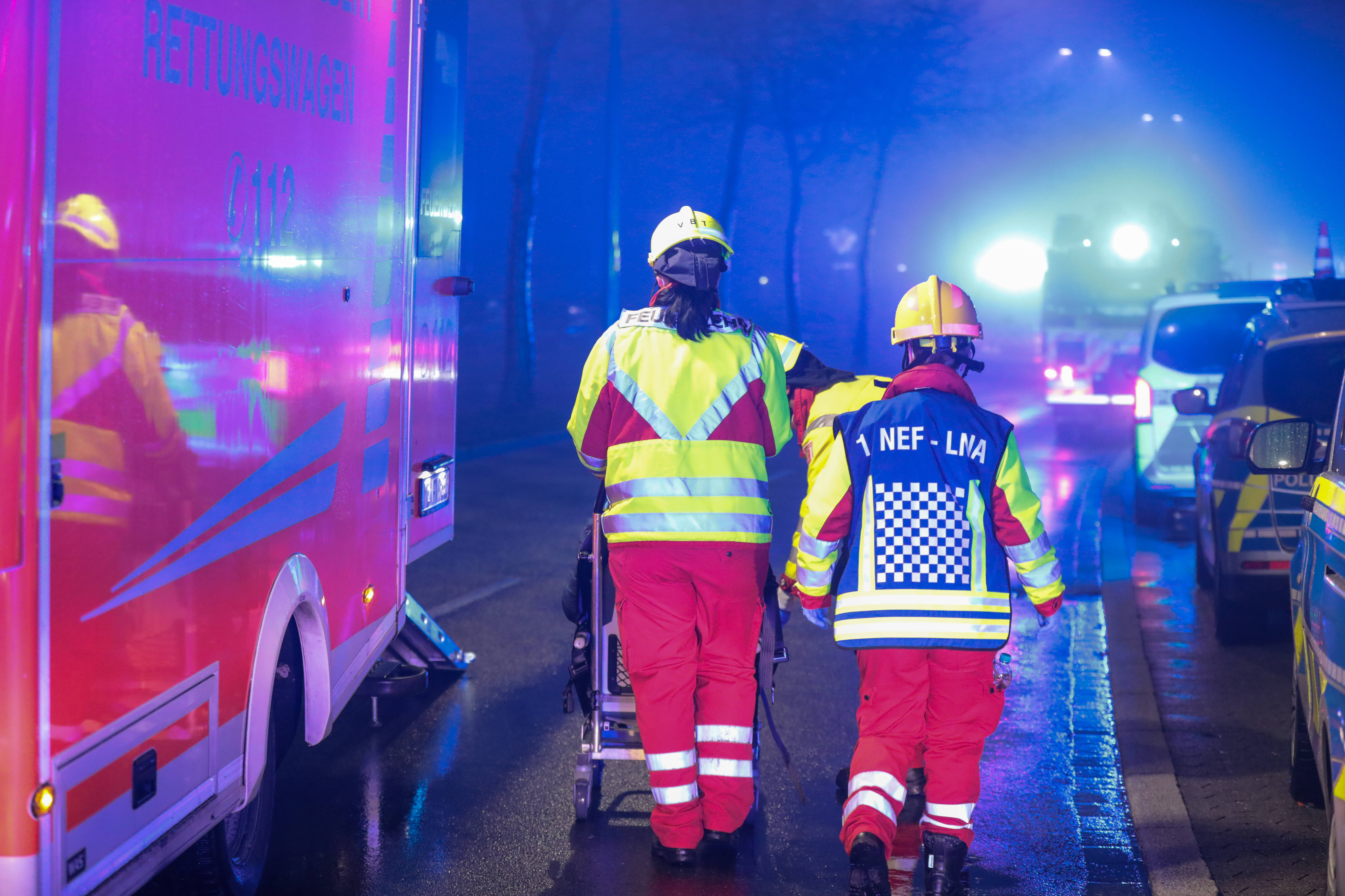 Seniorin rast auf Gehweg und überfährt Mutter - Töchter müssen alles mit ansehen!
