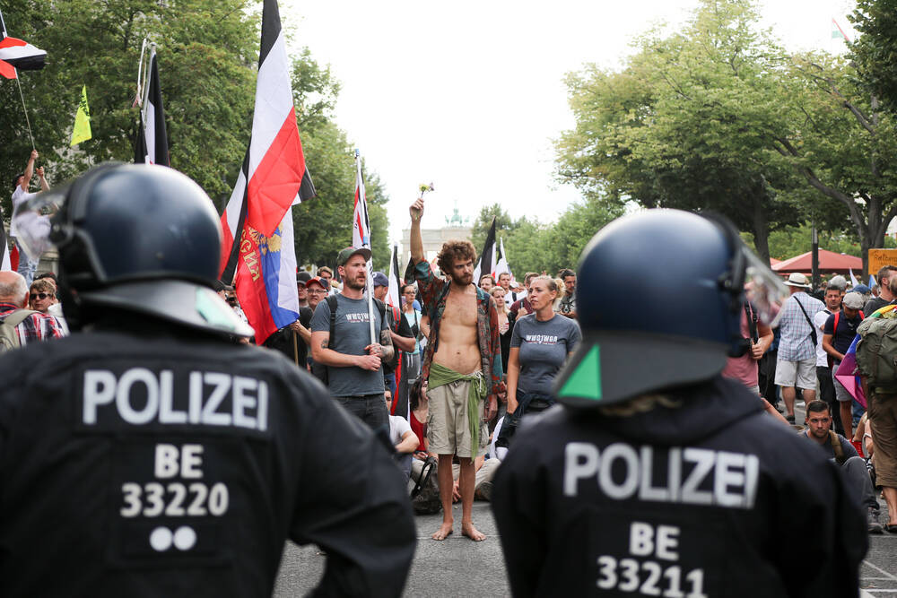 Polizei sprengt riesiges Reichsbürger-Treffen! Haftbefehle vollstreckt - was planen die Querdenker?