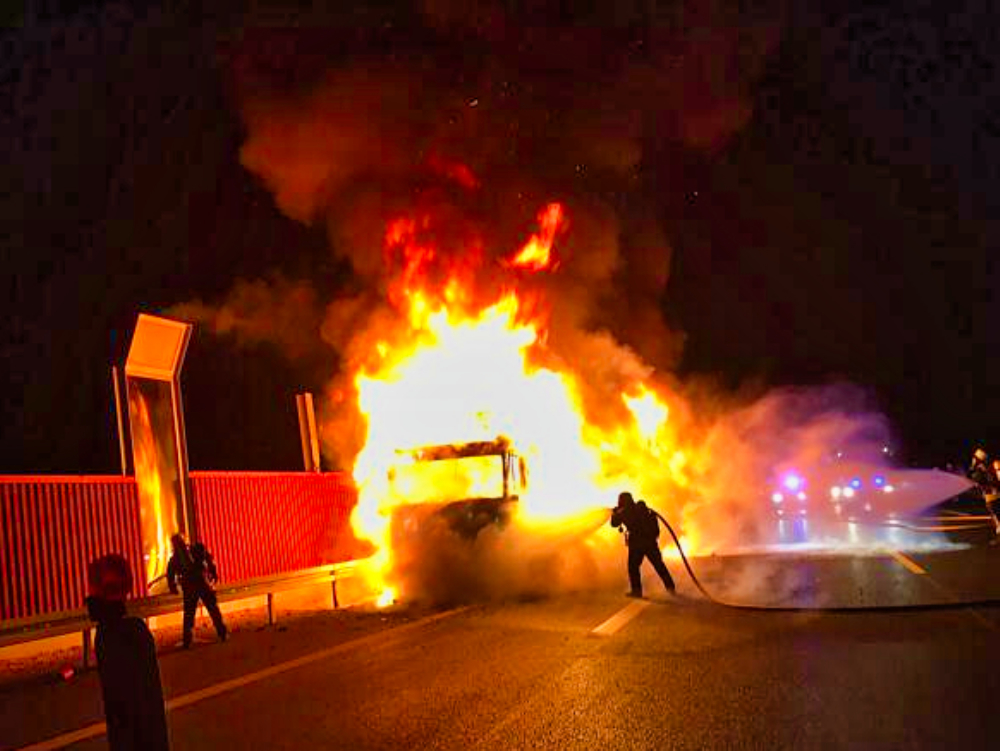 Vollsperrung! Explosion auf der Autobahn - beide Richtungen gesperrt! Mega-Stau in Mega-Hitze!