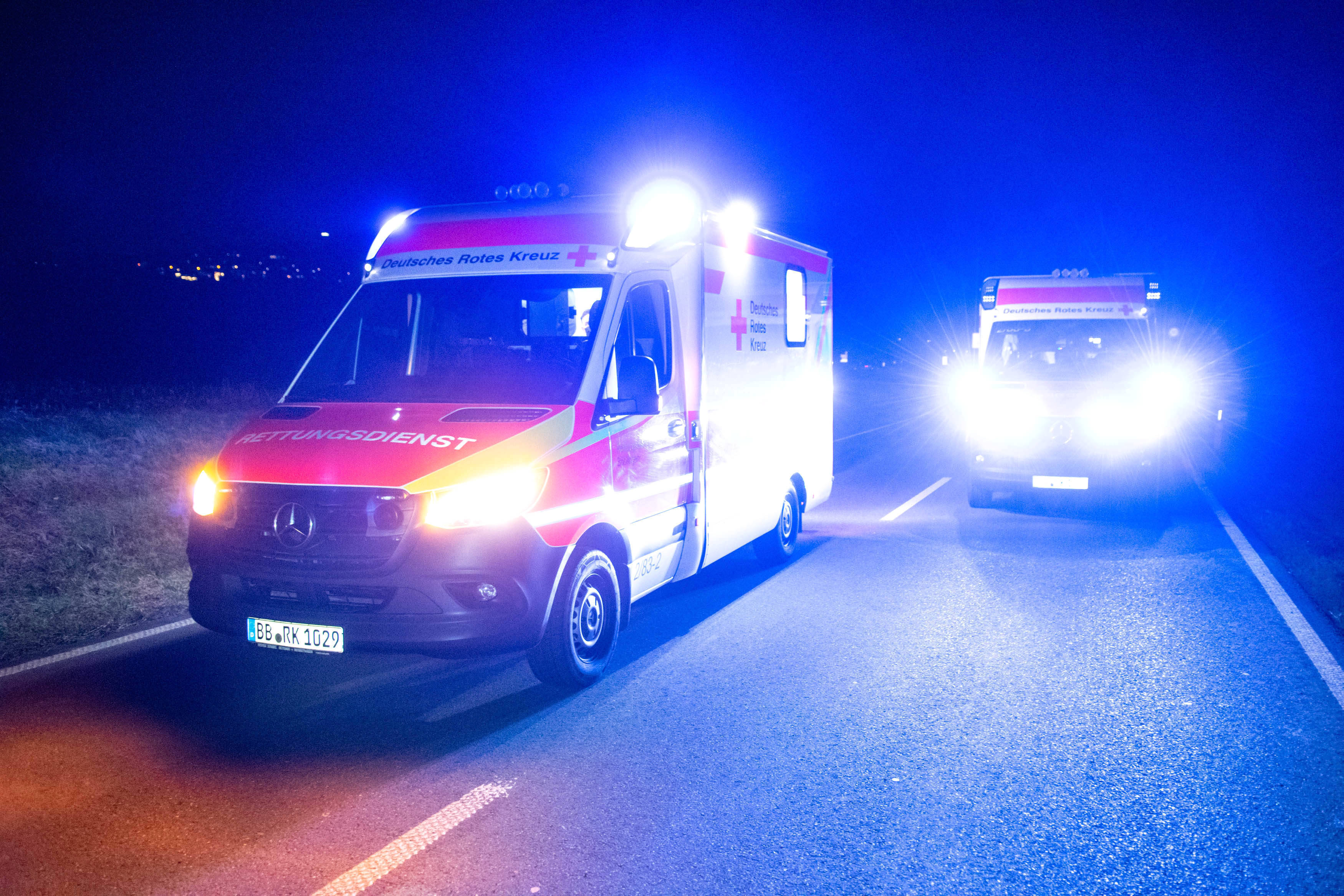 Grausamer Unfall - Traktor überrollt PKW - 1 Frau tot und die andere schwer verletzt