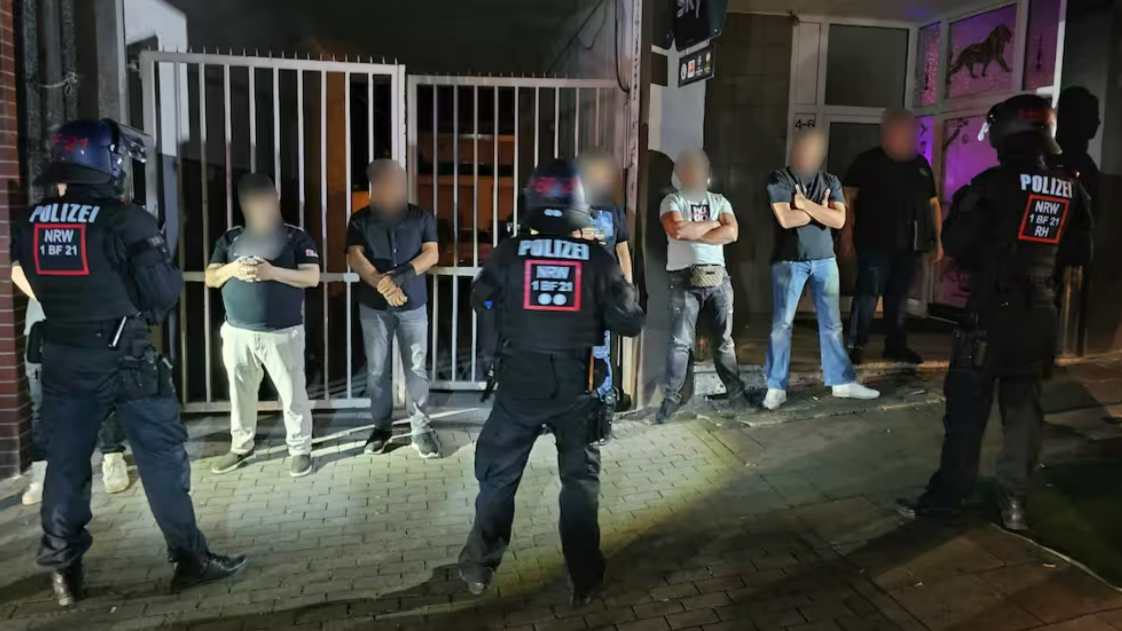 Achtung! Polizei ruft Gefahrenlage aus! Gewalttätige Auseinandersetzungen zwischen 2 Clan-Familien eskaliert!