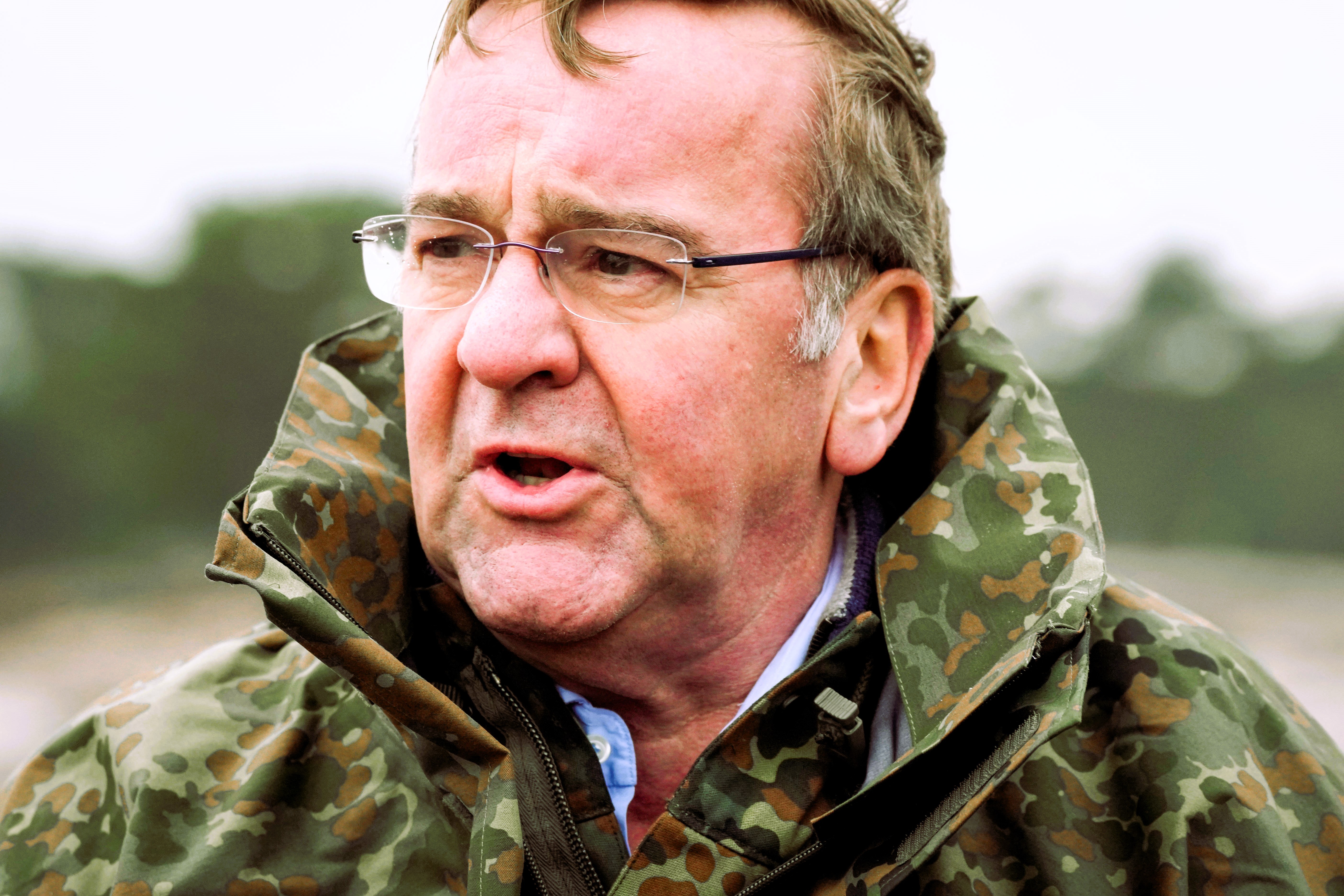 Bundeswehr suspendiert hochrangigen General - hat er einen Soldaten geküsst?