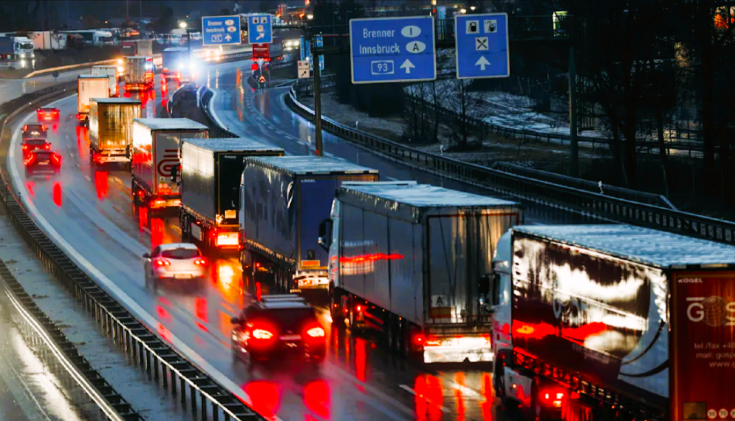 Monster-Unfall auf der Autobahn - 20 Fahrzeuge in Crash verwickelt! Fahrbahn verwandelt sich in ein Trümmerfeld