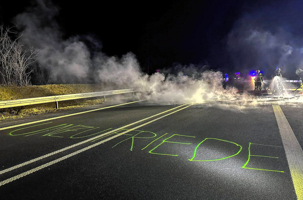 Vollsperrung - Feuer auf der Bundesstraße! Unbekannte zünden 30 Reifen an  