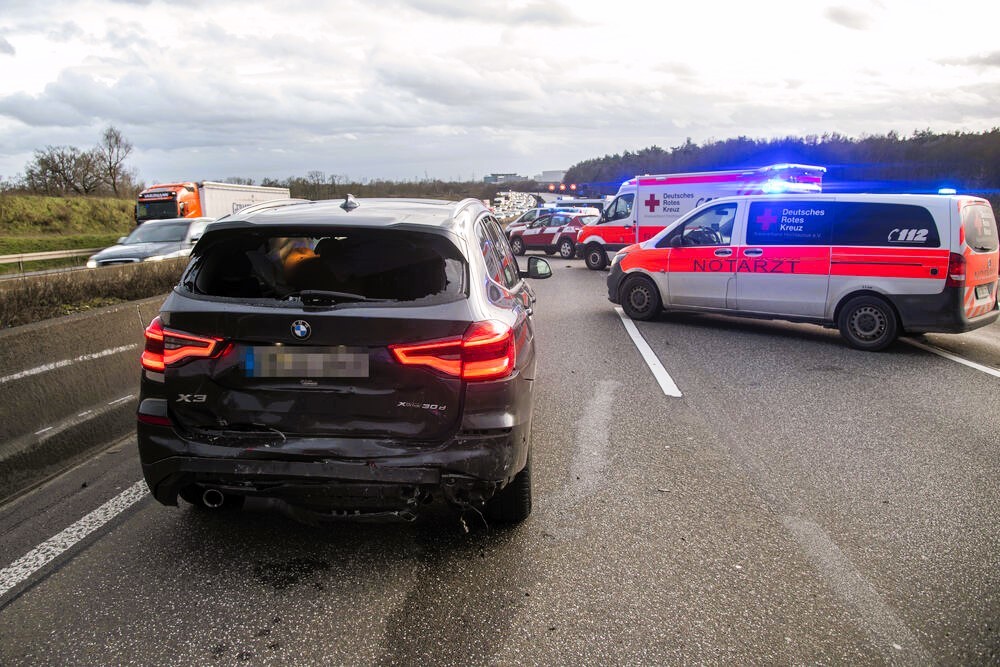 Vollsperrung! Tödlicher Unfall auf der Autobahn - Fahrzeug überschlägt sich und bleibt auf Dach liegen