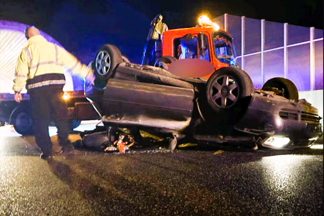 Heftiger Unfall auf im Tunnel - sämtliche Insassen des Unfallfahrzeugs flüchten!