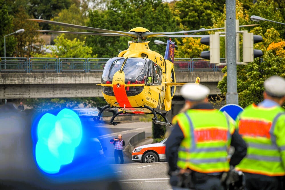 NRW: Autofahrer tötet Fußgänger und flüchtet vom Unfallort - feige Fahrerflucht nach Todescrash!